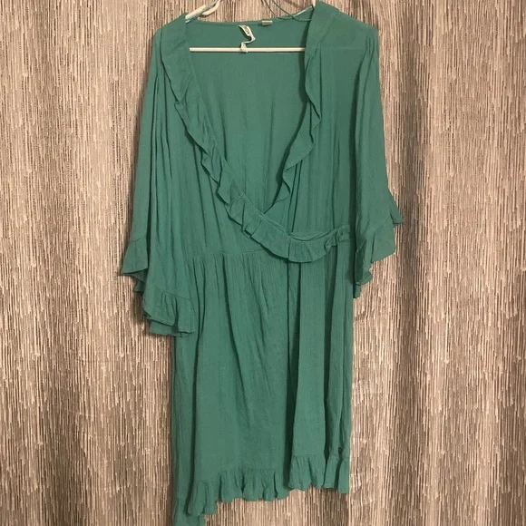 green emerald velvet dress Roxy City Lights Midi Dress